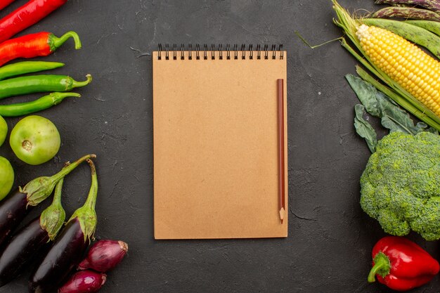 Vue de dessus de la composition de légumes frais sur fond gris foncé