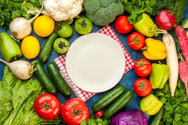 Vue de dessus composition de légumes frais sur table bleue