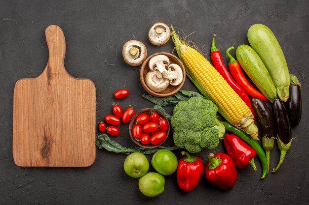 Vue de dessus de la composition de légumes mûrs frais sur un bureau gris