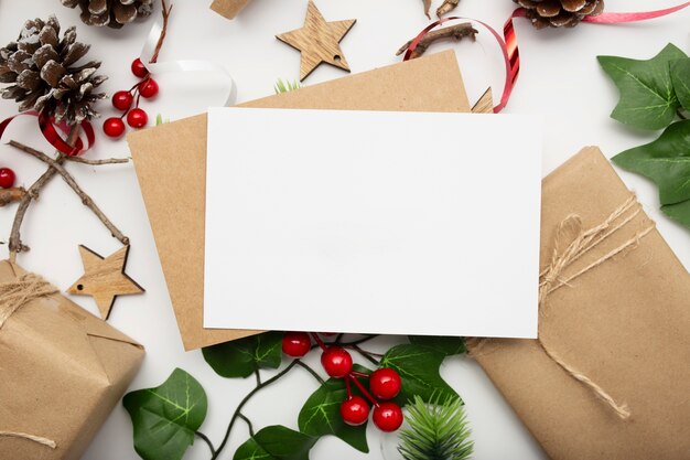 Vue de dessus de la composition de Noël avec boîte-cadeau, ruban, branches de sapin, cônes, anis sur tableau blanc