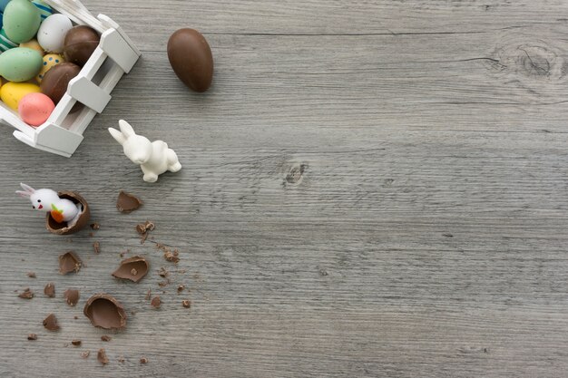 Vue de dessus de la composition de Pâques avec des œufs en chocolat