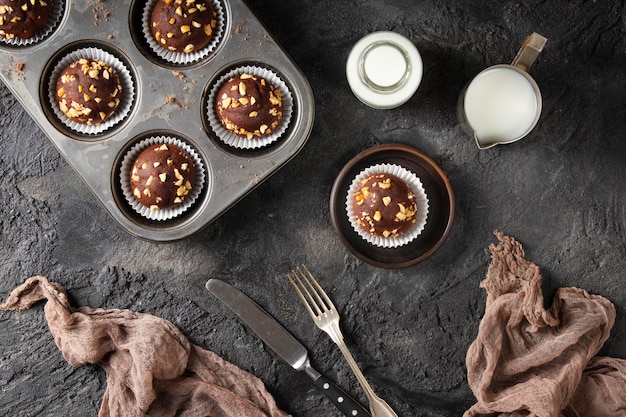 Photo gratuite vue de dessus composition de petits gâteaux au chocolat