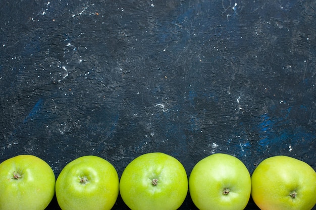 Photo gratuite vue de dessus de la composition de pommes vertes fraîches bordée de fruits sombres, mûres et mûres