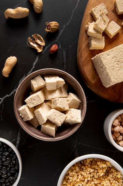 Photo gratuite vue de dessus composition de repas riche en protéines