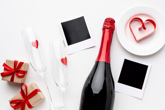 Vue de dessus composition de la Saint-Valentin avec champagne et verres