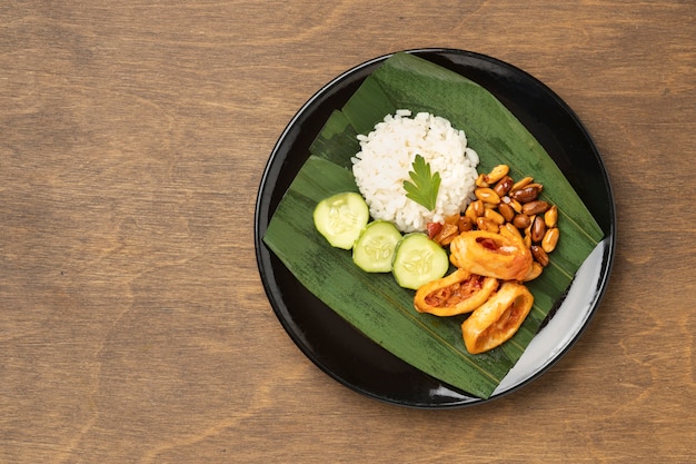 Vue de dessus de la composition traditionnelle du repas nasi lemak