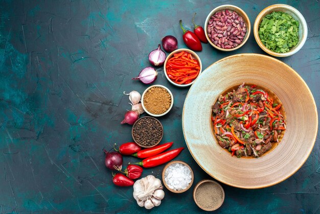 Vue de dessus composition végétale oignons ail verts et poivrons sur bureau sombre salade de légumes repas couleur photo