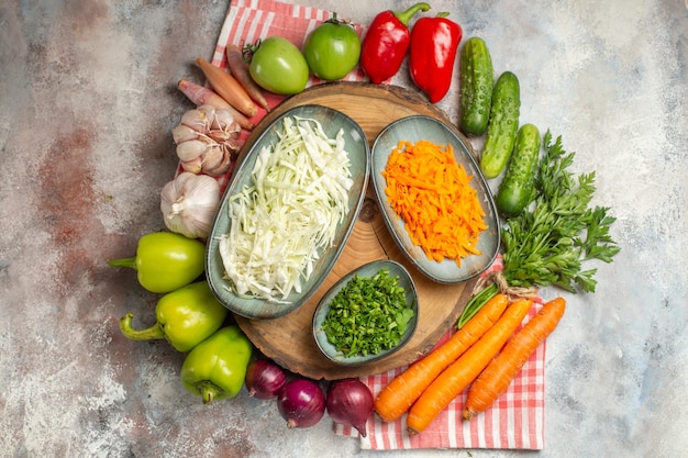 Vue de dessus composition végétale poivrons carottes ail et autres légumes sur fond blanc