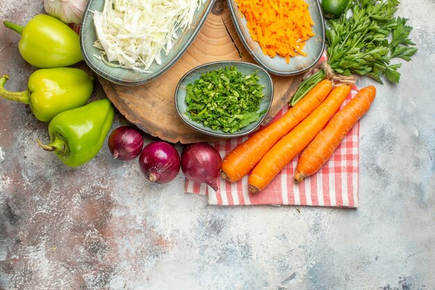 Vue de dessus composition végétale en tranches et légumes entiers sur fond blanc