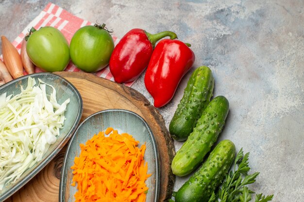 Vue de dessus composition végétale en tranches et légumes entiers sur fond blanc