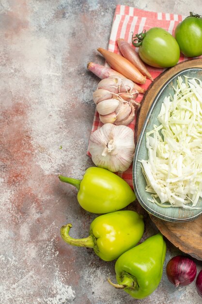 Vue de dessus composition végétale en tranches et légumes entiers sur fond blanc