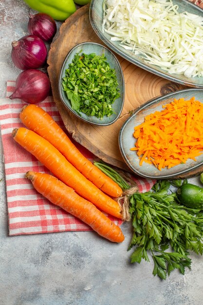 Vue de dessus composition végétale en tranches et légumes entiers sur fond blanc