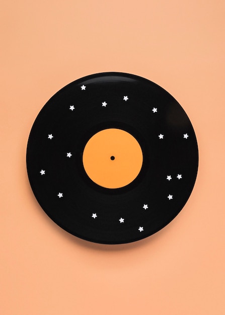 Vue de dessus de la composition de vinyle noir avec des étoiles blanches
