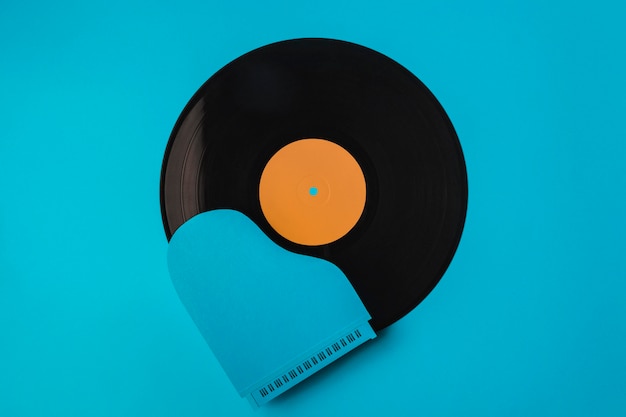 Vue de dessus composition de vinyle noir avec piano bleu