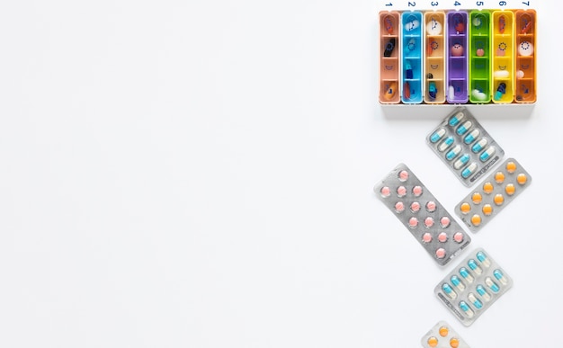 Vue de dessus des comprimés colorés avec des médicaments sur la table