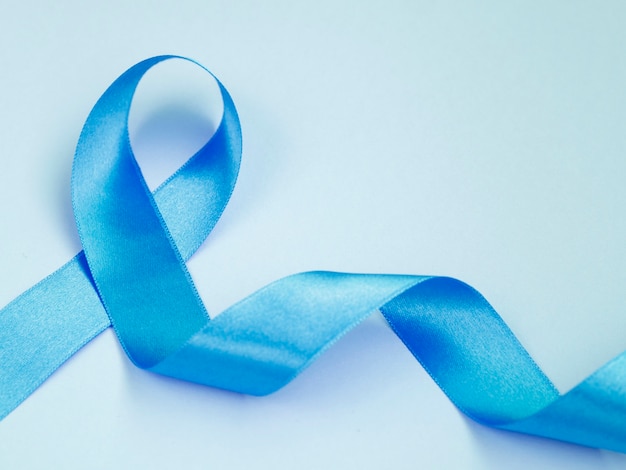 Photo gratuite vue de dessus le concept de cancer avec le ruban bleu