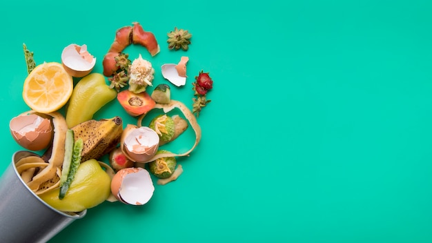 Photo gratuite vue de dessus sur le concept de cuisson des déchets