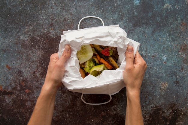 Photo gratuite vue de dessus sur le concept de cuisson des déchets