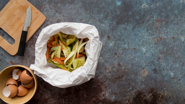 Photo gratuite vue de dessus sur le concept de cuisson des déchets