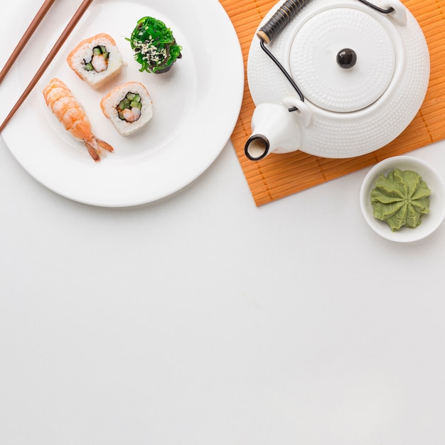 Vue de dessus concept de jour de sushi avec espace copie