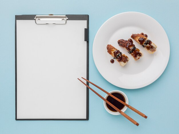 Vue de dessus concept de jour de sushi avec sauce soja