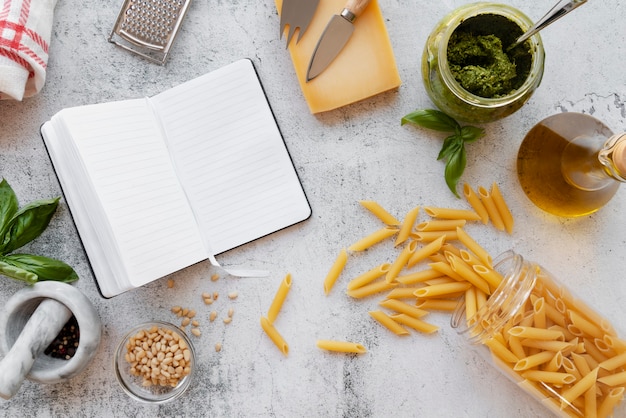 Photo gratuite vue de dessus sur le concept de nature morte de livre de recettes