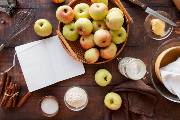 Vue de dessus sur le concept de nature morte de livre de recettes