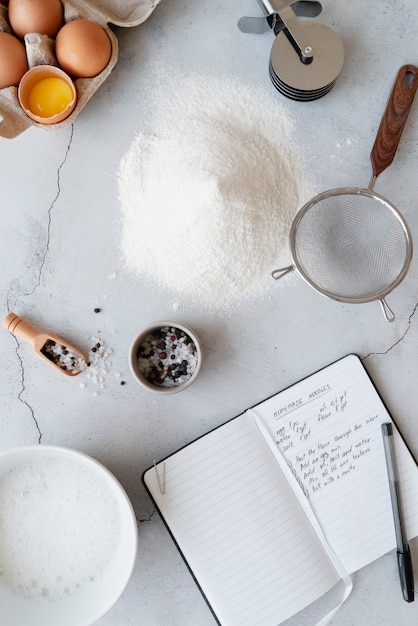 Vue de dessus sur le concept de nature morte de livre de recettes