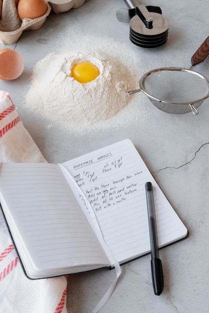 Photo gratuite vue de dessus sur le concept de nature morte de livre de recettes