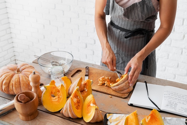 Vue de dessus sur le concept de nature morte de livre de recettes