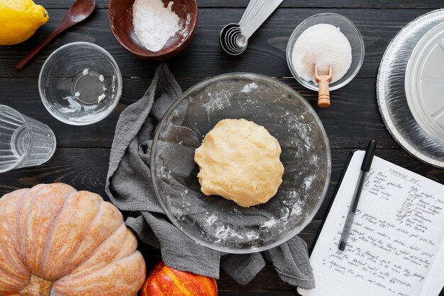 Vue de dessus sur le concept de nature morte de livre de recettes