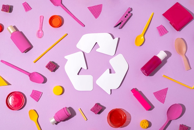 Photo gratuite vue de dessus concept de recyclage minimal en plastique