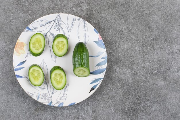 Vue de dessus de concombres frais sains sur assiette