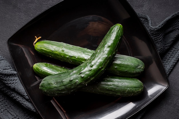 Photo gratuite vue de dessus des concombres frais