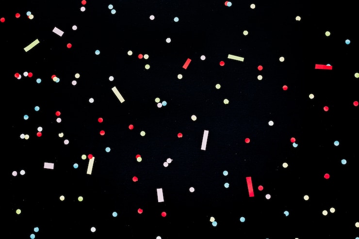 Photo gratuit vue de dessus avec confettis et fond noir