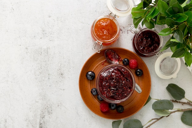 Vue de dessus confiture de fruits des bois maison