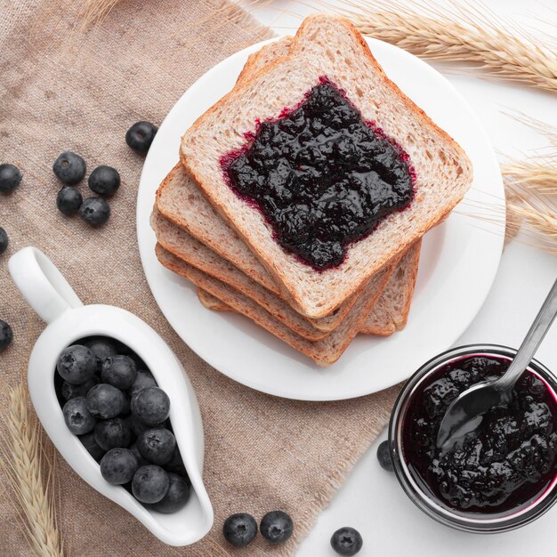 Vue de dessus confiture de myrtilles sur pain