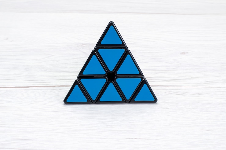 Photo gratuit vue de dessus de la construction de jouets offul conçu en forme de triangle sur un bureau léger, plastique jouet