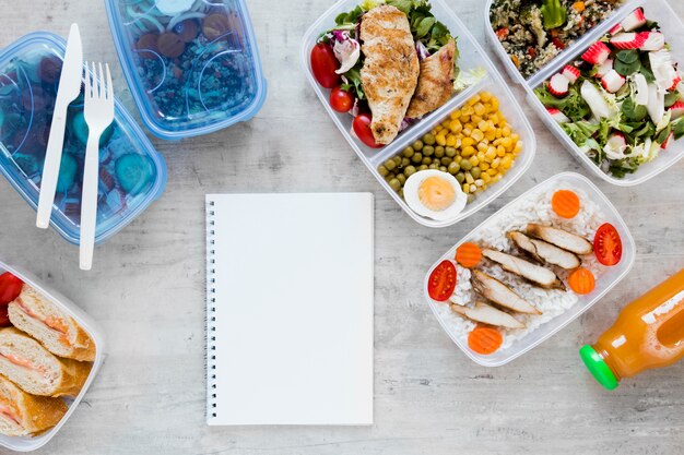 Vue de dessus des contenants de repas avec ordinateur portable