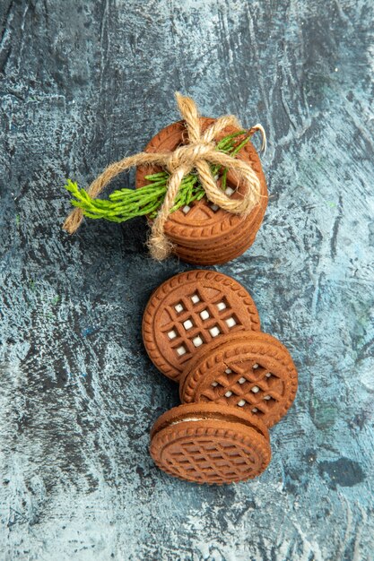 Vue de dessus cookies attachés avec des cookies de cordes sur une surface grise