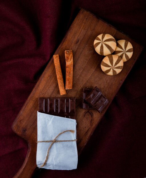 Vue de dessus des cookies au chocolat sur un tableau noir