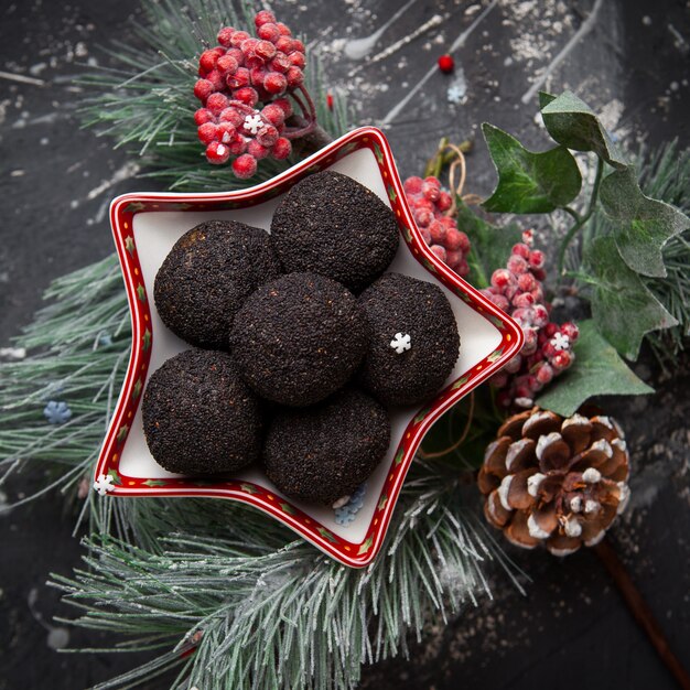 Vue de dessus cookies aux pépites de chocolat avec pomme de pin et feuilles d'épinette