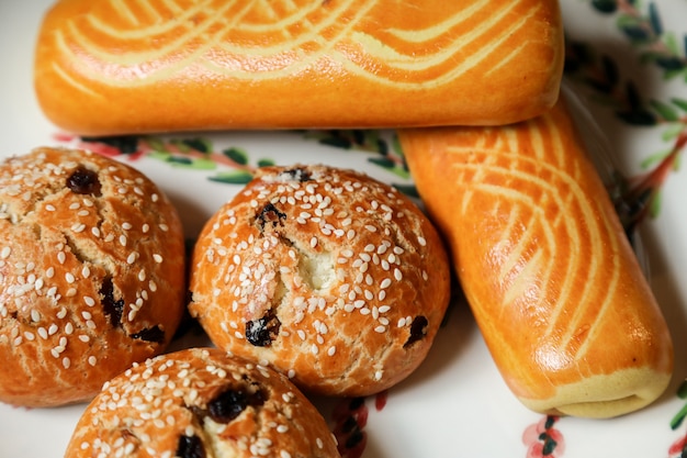 Vue de dessus des cookies aux raisins secs sur une assiette