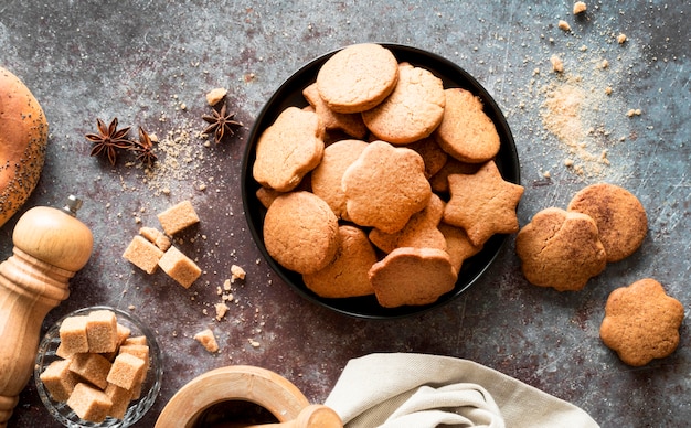 Vue de dessus des cookies dans un bol avec des cubes de sucre brun