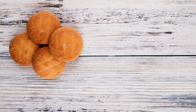 Vue de dessus Cookies sur la gauche avec copie espace sur fond de bois blanc