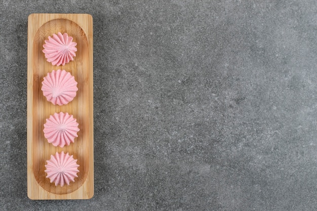 Vue de dessus des cookies de meringue fraîche sur planche de bois