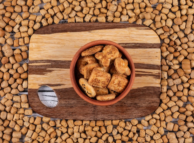 Vue de dessus des cookies sur une planche à découper et sur la texture des craquelins horizontal