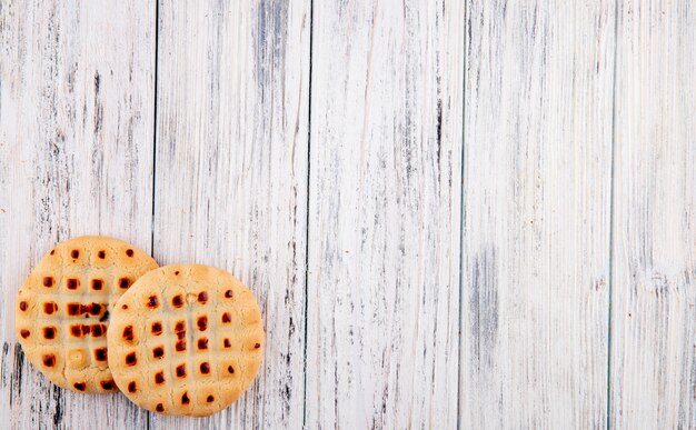 Vue de dessus Cookies avec remplissage à gauche avec copie espace sur fond de bois blanc