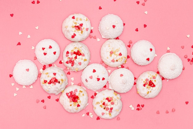Photo gratuite vue de dessus des cookies de la saint-valentin avec coeurs