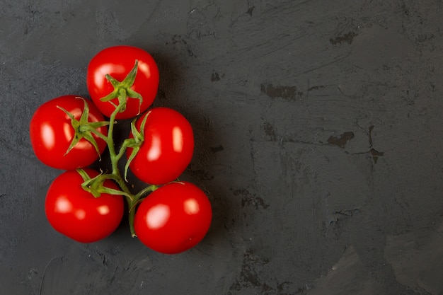 Vue de dessus copie espace bouquet de cinq tomates sur fond noir